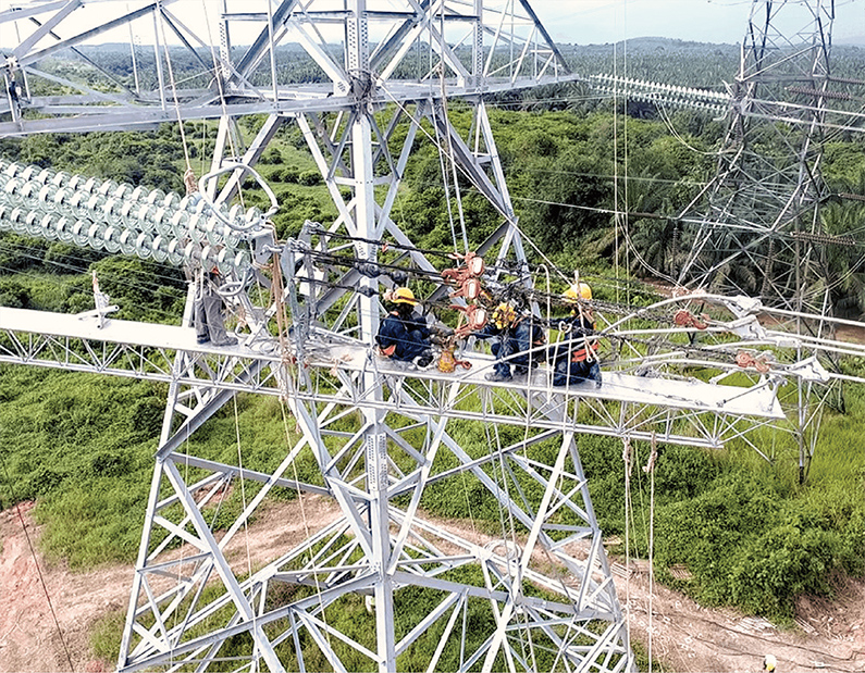 A-safe-platform-on-sag-bridges-for-transmission-tower-erections