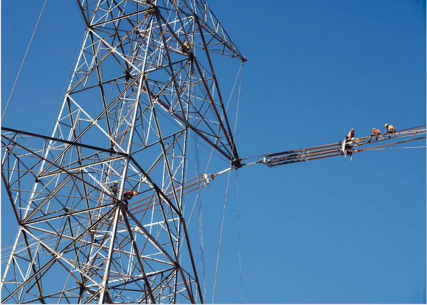 Workmen-on-lifelines-to-raise-the-steely-tower-members